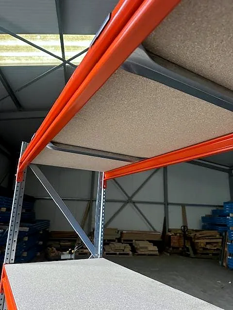Legbord van spaanplaat op oranje liggers